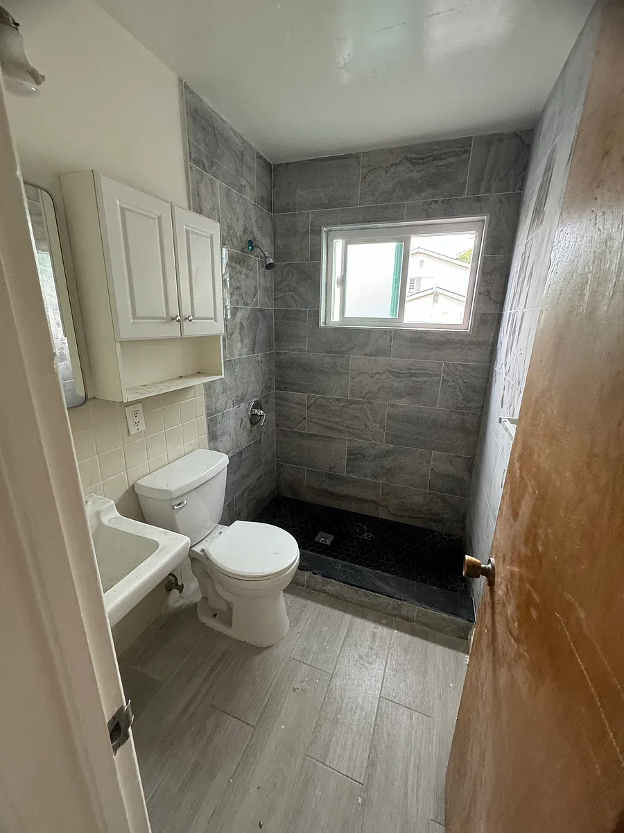 Building Photo - 921 E Las Tunas Dr