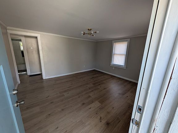4th image of 8 Hollywood St