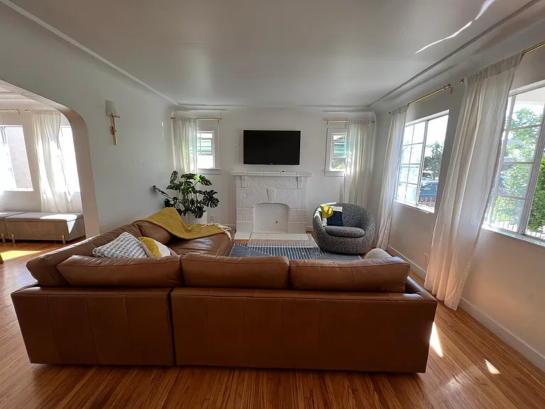 2832 S Rimpau Blvd — Photo 6