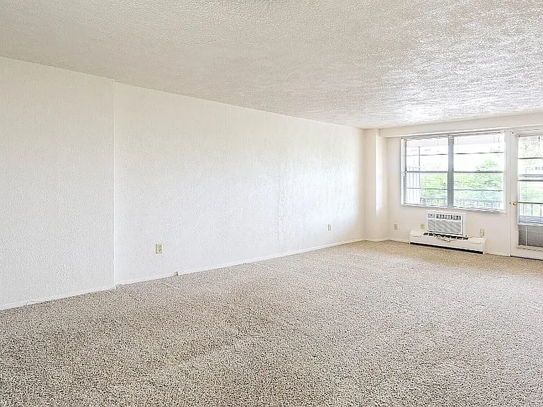 Fountain Place Apartments — Photo 8