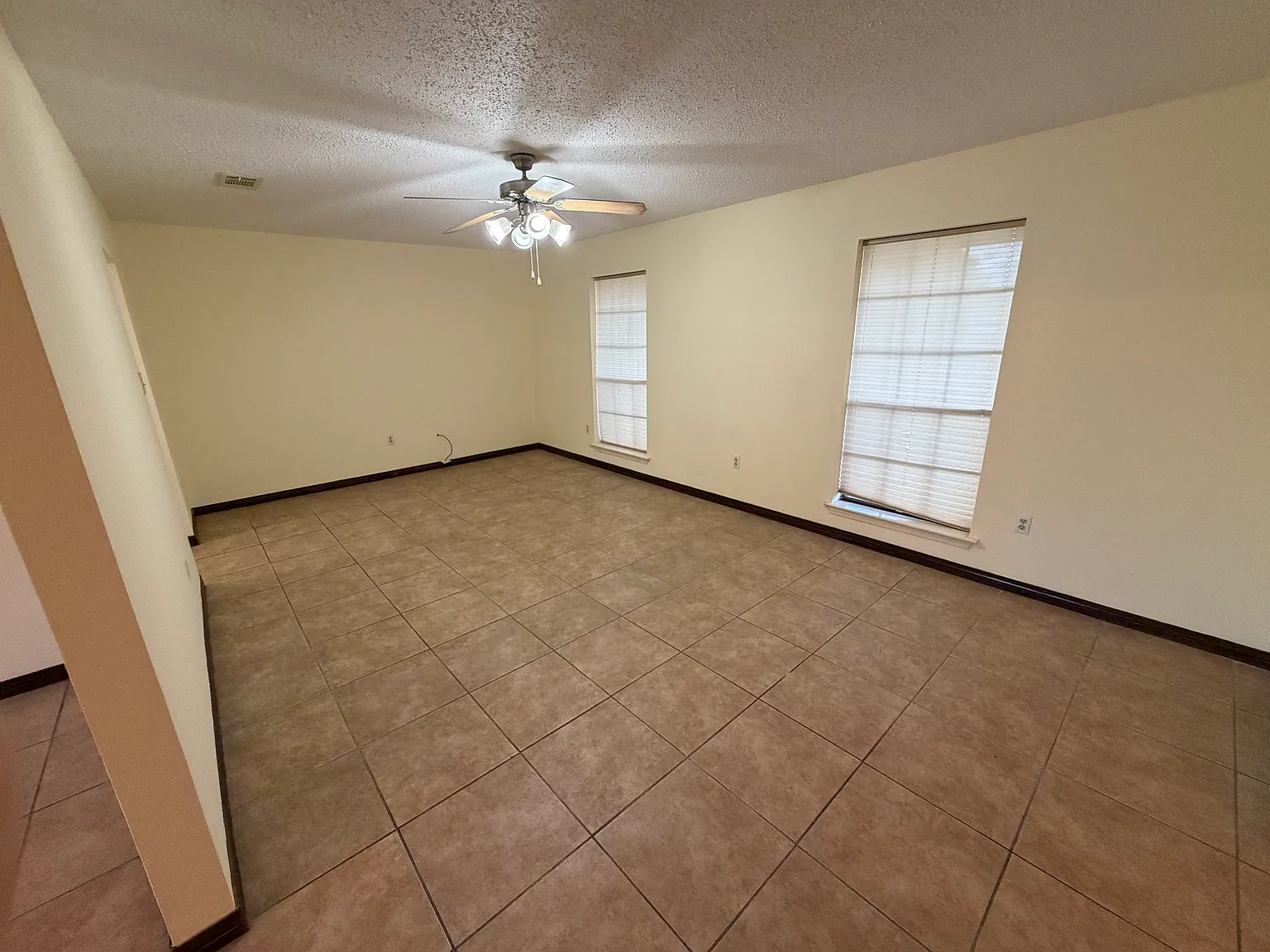 4 bed, 2200 sqft, $1,900 — Photo 3