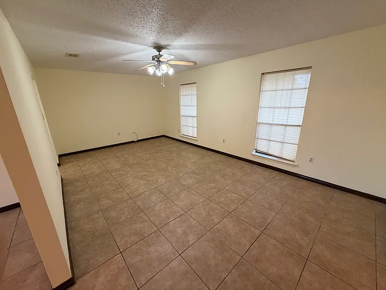 2104 Colonial Dr — Photo 3