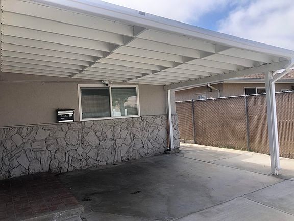 3rd image of 4652 Clairemont Dr