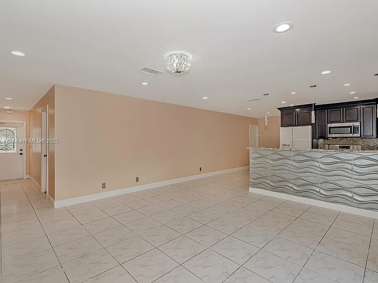 401 SW 76th Ter — Photo 3