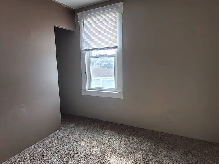 478.5 W Cambridge St NE — Photo 2