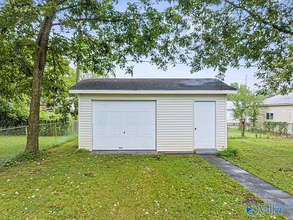 4th image of 3131 Hale Dr SW