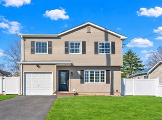 214 Woodycrest Dr, Holtsville, NY 11742