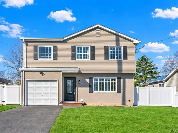 214 Woodycrest Drive, Holtsville, NY 11742