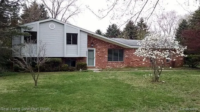4544 Hillview Shrs