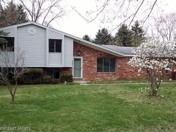 4544 Hillview Shrs, Clarkston, MI 48348