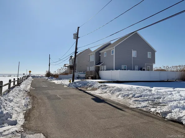 891 S Bay St, Lindenhurst, NY 11757