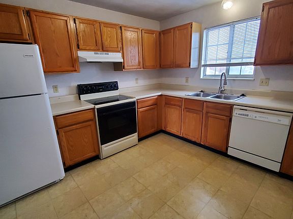 4th image of 136 Lauren Cir #E