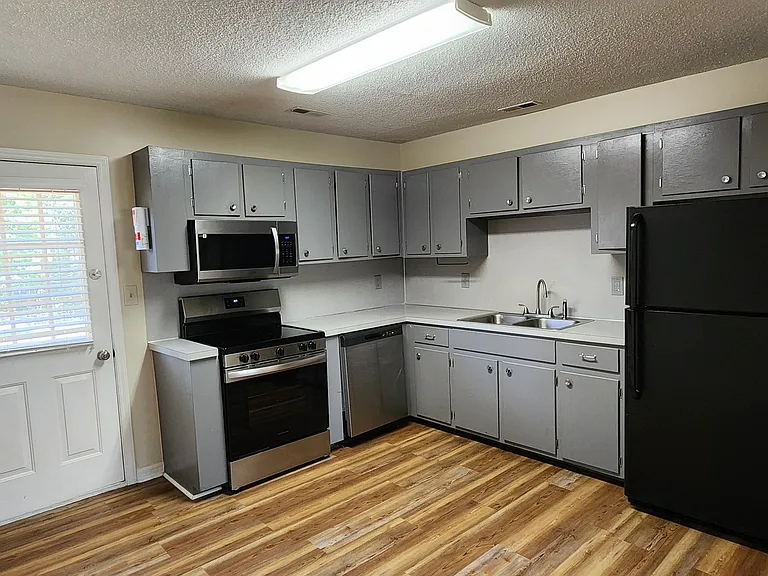 2110 Twin Ave #B — Photo 5