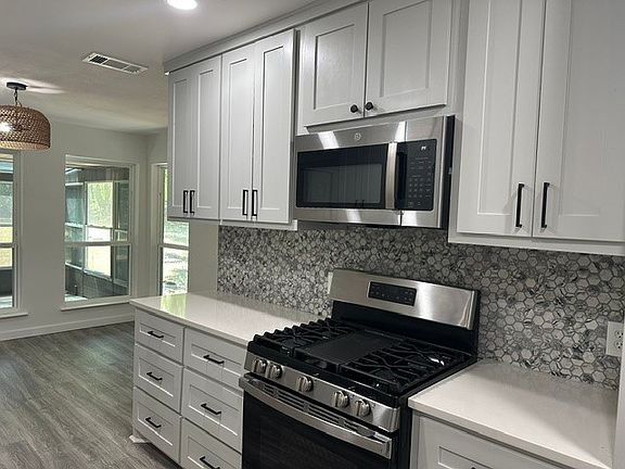 4th image of 826 Meadowview Ln