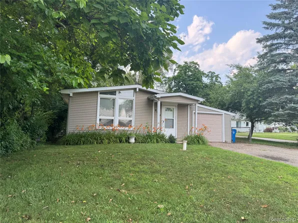 8124 Eldora Blvd, Commerce Township, MI 48382