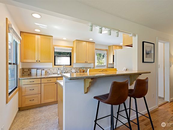 5th image of 15551 Interlake Avenue N
