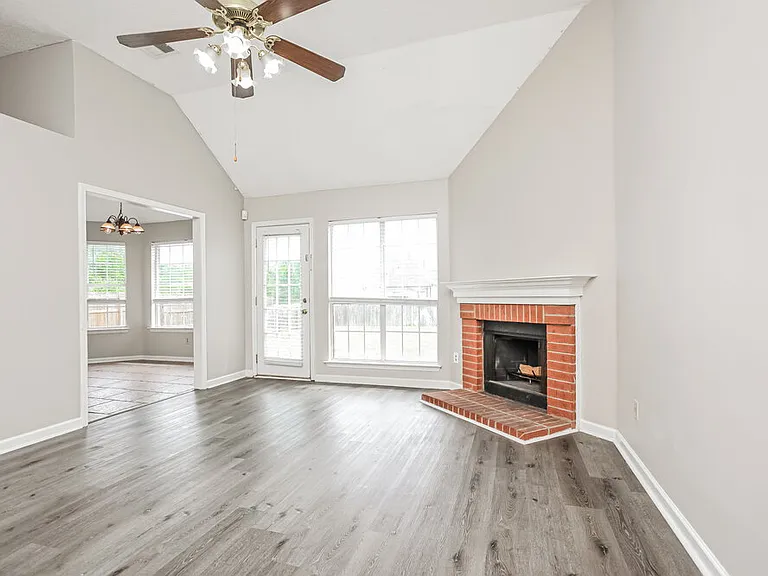 7234 Fox Creek Dr — Photo 3