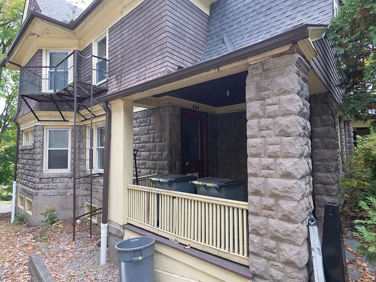 609 E State St — Photo 88