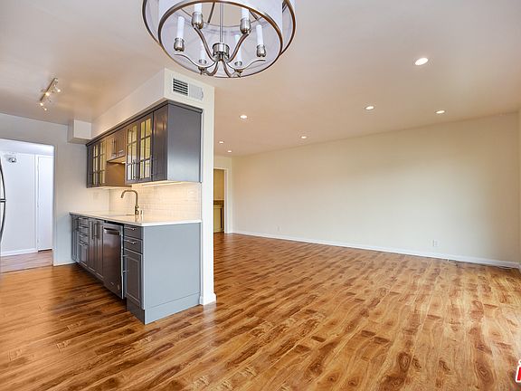 3rd image of 5353 Yarmouth Ave Unit 306