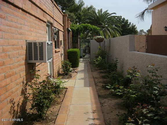 3rd image of 2522 E Montebello Ave