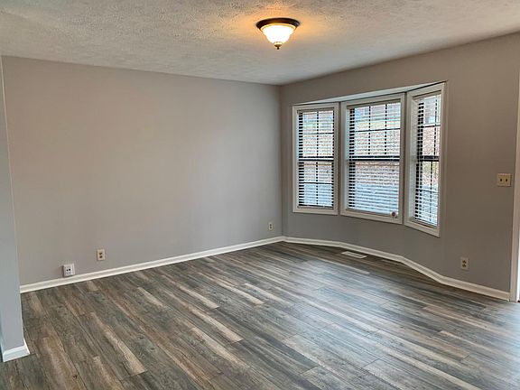 3rd image of 1016 Tulip Dr