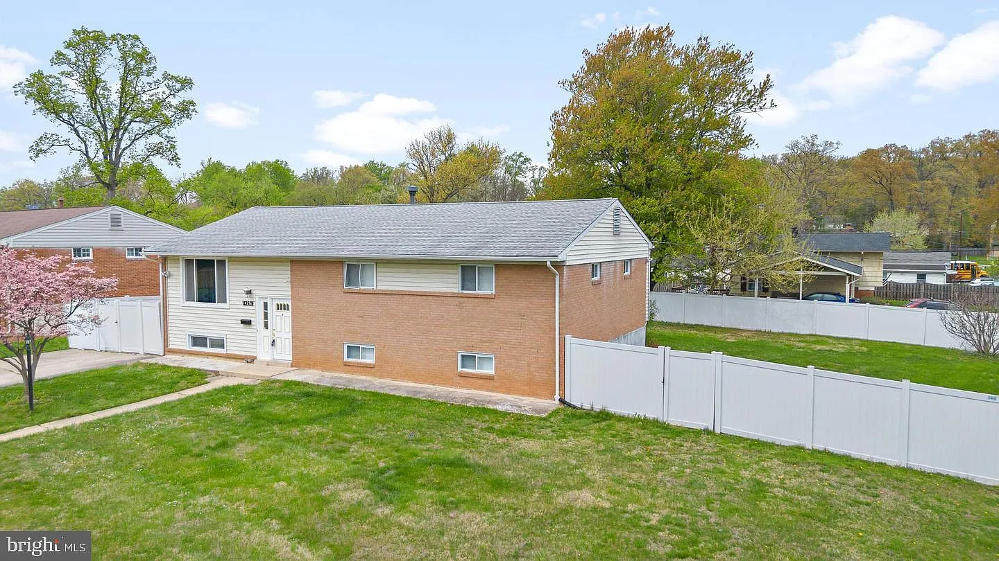5 bed, 4.0 bath, 2296 sqft, $3,300 — Photo 3