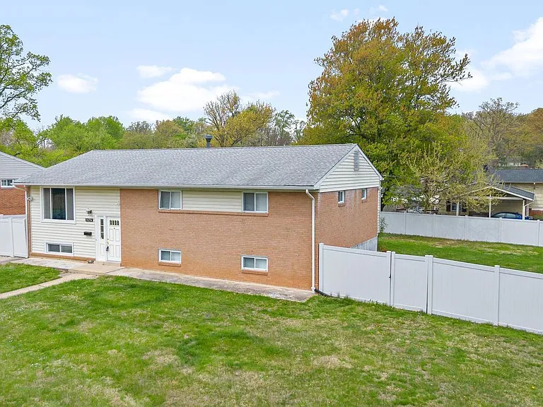 14236 Chadwick Ln — Photo 3