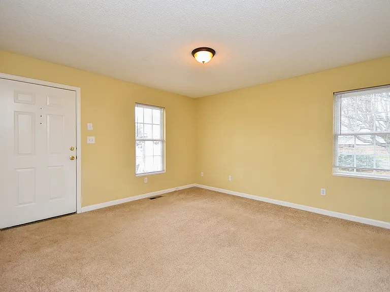 421 Viola St — Photo 2