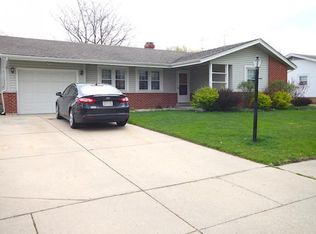 1093 Hartford Ln, Elk Grove Village, IL 60007