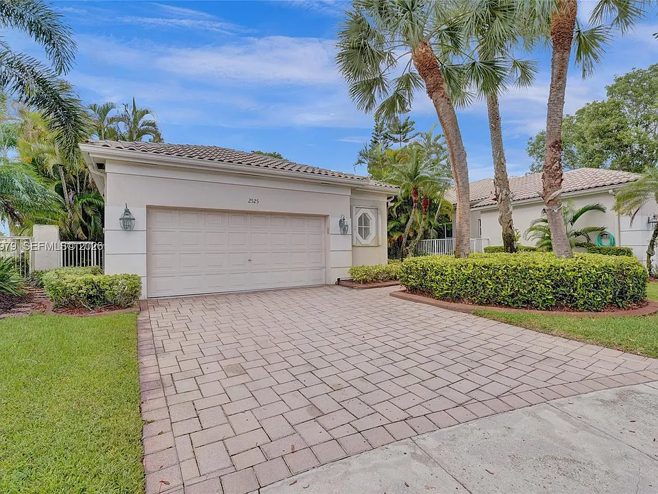 2525 Bay Pointe Ct