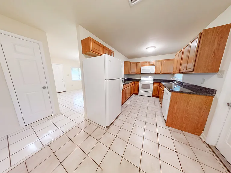 2101 Karen Ln — Photo 11
