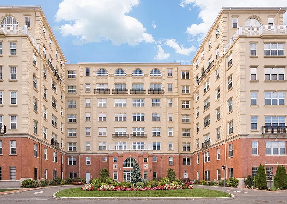 1st image of 10 Byron Pl Unit 520