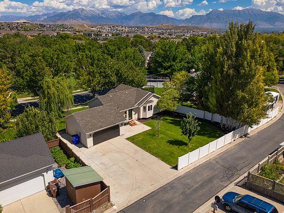 3rd image of 3304 E Sparrowhawk Cir