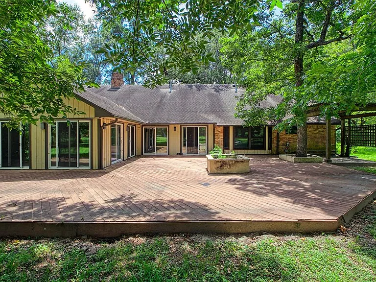 570 Roanoke Dr — Photo 21