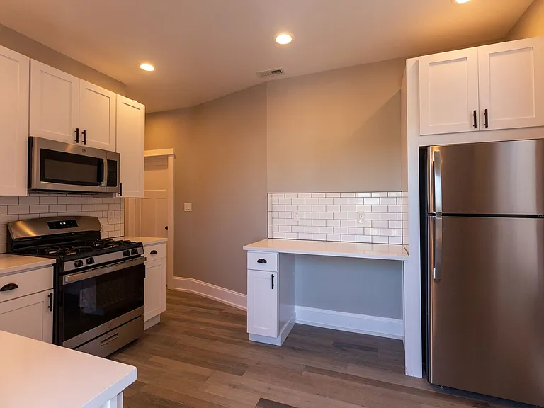 Pf-Arg, 2850 W Barry Series — Photo 7