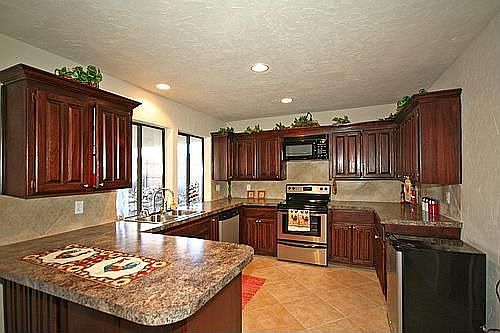 Handsomely updated kitchen w/stainless appliances