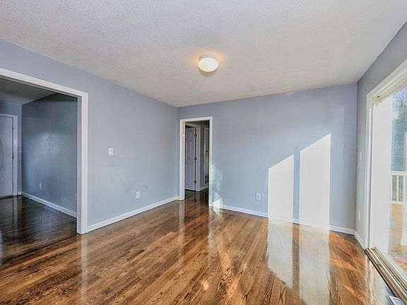 4th image of 1940 Elmwood Dr