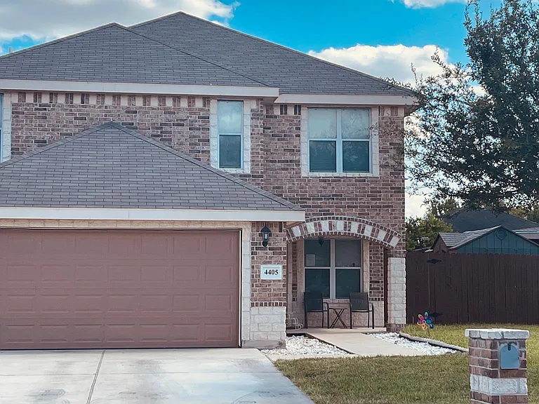 4405 Thunderbird Ave — Photo 2