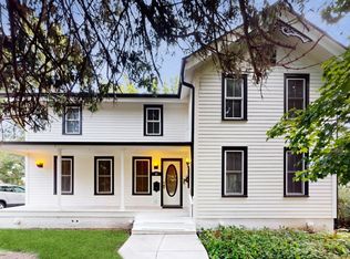 39 E Pine Ave, Roselle, IL 60172