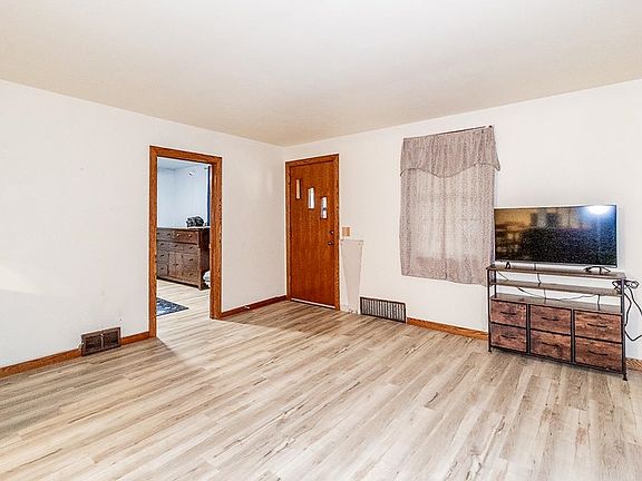 4th image of 63 W 14th St