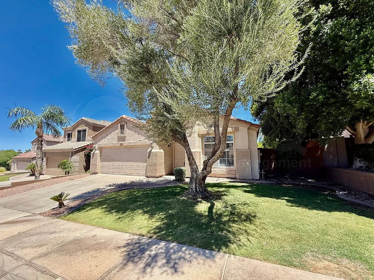 3 bed, 2.0 bath, 1899 sqft, $2,449 — Photo 3