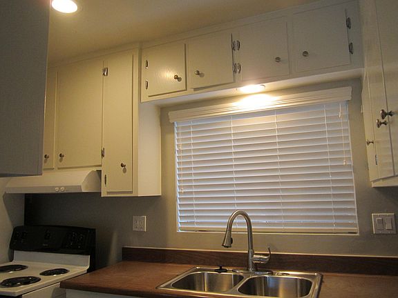 2nd image of 1120 E 2nd St APT 3