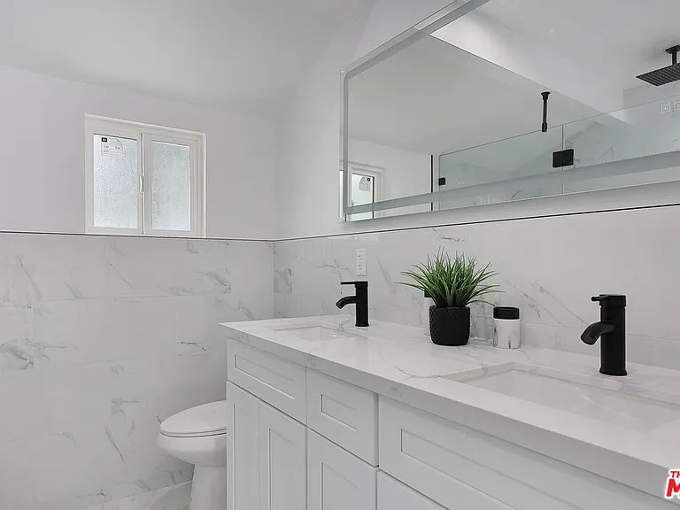 22054 Avenue San Luis — Photo 12