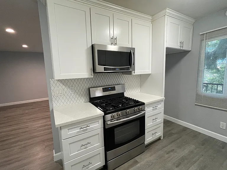 8800 Cedros Ave — Photo 1
