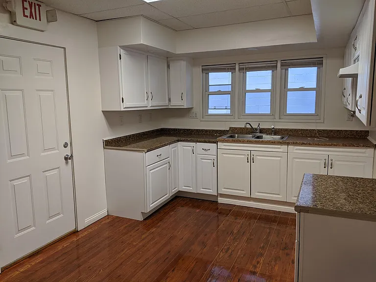2443 S Dixie Dr — Photo 7