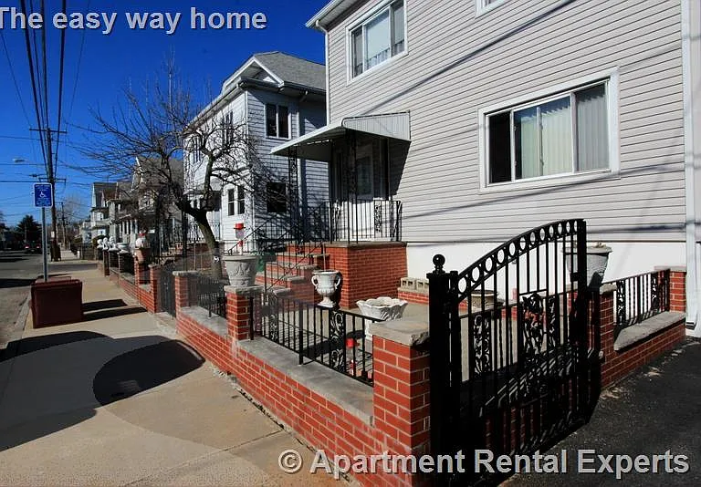 122 Willis Ave — Photo 16