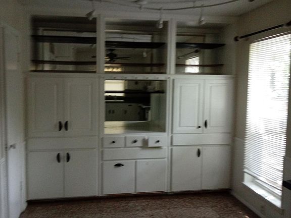 Lots of kitchen storage!