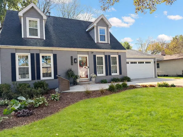 1334 Sunnybrook Dr, Naperville, IL 60540