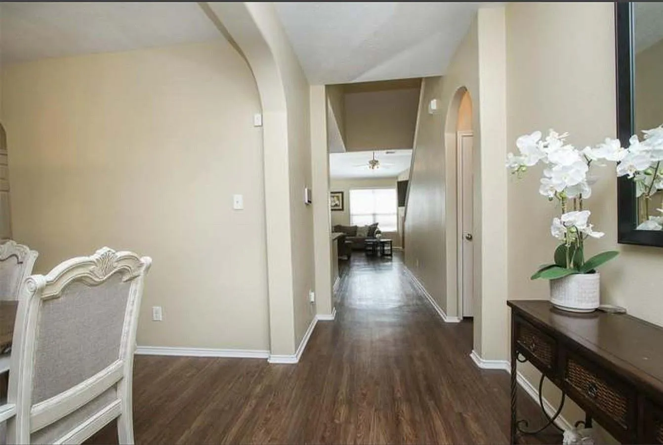 5 bed, 2.5 bath, 2535 sqft, $2,800 — Photo 2