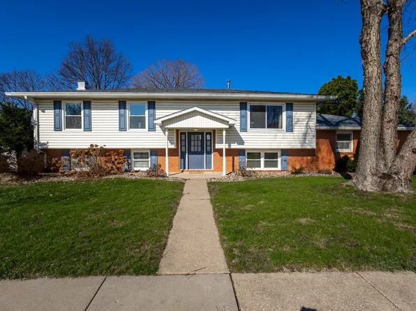 3960 Tam O Shanter Dr N, Bettendorf, IA 52722